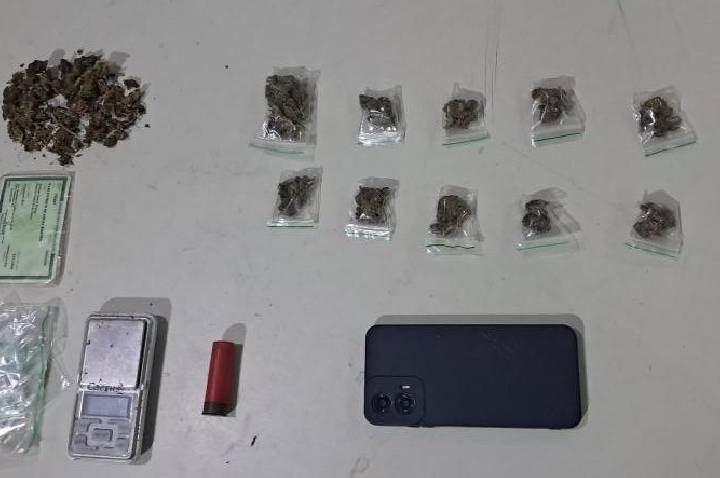 ARIQUEMES – GUARNIÇÃO DA FORÇA TÁTICA FLAGRA TRÁFICO DE DROGAS E APREENDE MUNIÇÃO