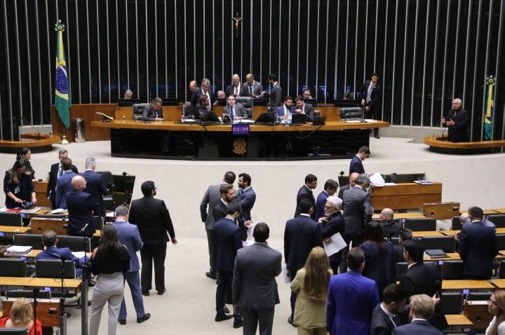 Câmara rejeita mudança emendas feitas pelo Senado na medida provisória do seguro-defeso; acompanhe