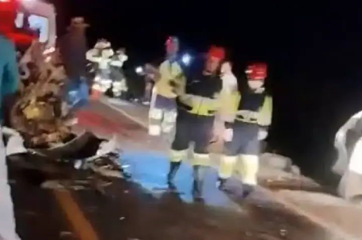 Colisão frontal entre Classic e Montana deixa três feridos na BR 364