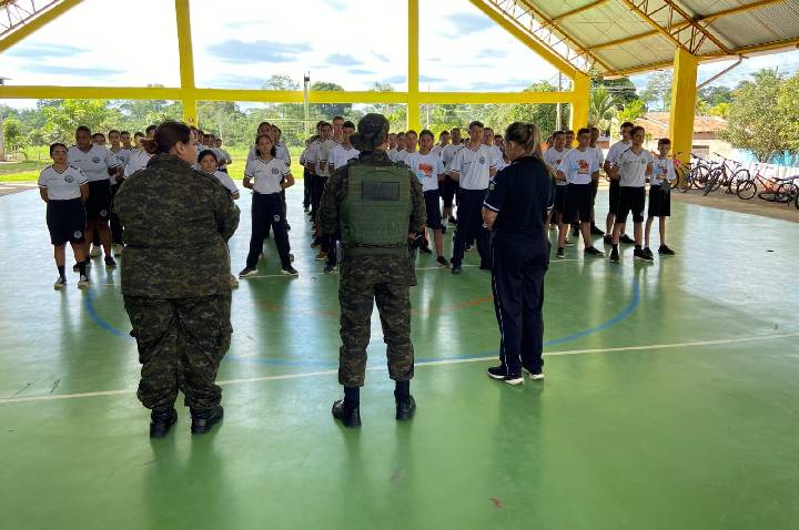 Comandante do BPA visita Polícia Militar Mirim de Presidente Médici e destaca importância da disciplina e educação ambiental