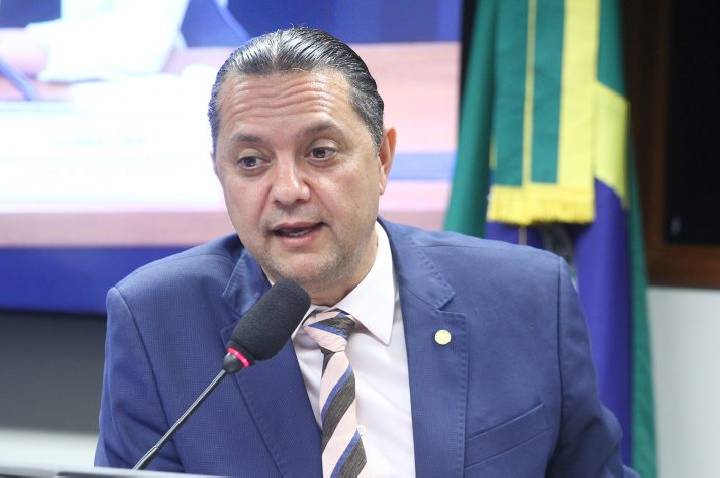 Comissão aprova cordão de fita roxa como símbolo para identificar pessoas com Alzheimer