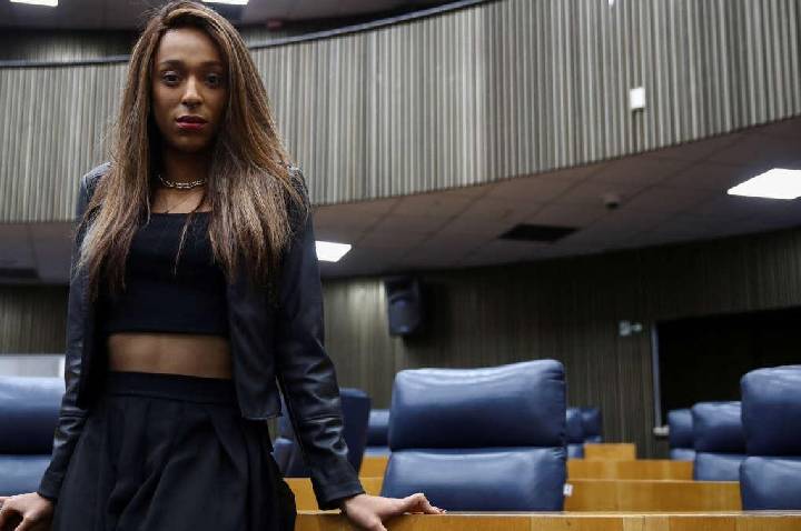 Deputada ameaça usar Lei Maria da Penha contra Erika Hilton