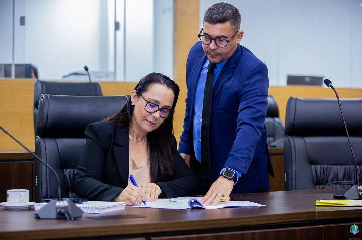 Deputada Rosangela Donadon solicita restauração e construção da calçada da Escola Sebastiana Lima de Oliveira.