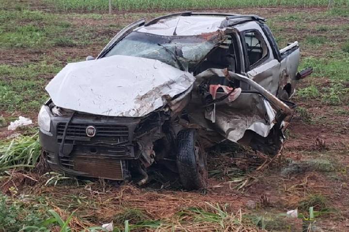 Homem morre e esposa fica gravemente ferida em acidente entre carro e caminhão na BR-364