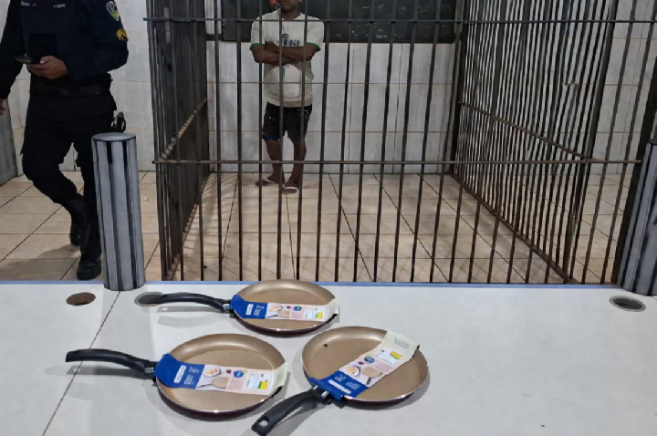 Idoso é preso após furtar panquequeiras em supermercado