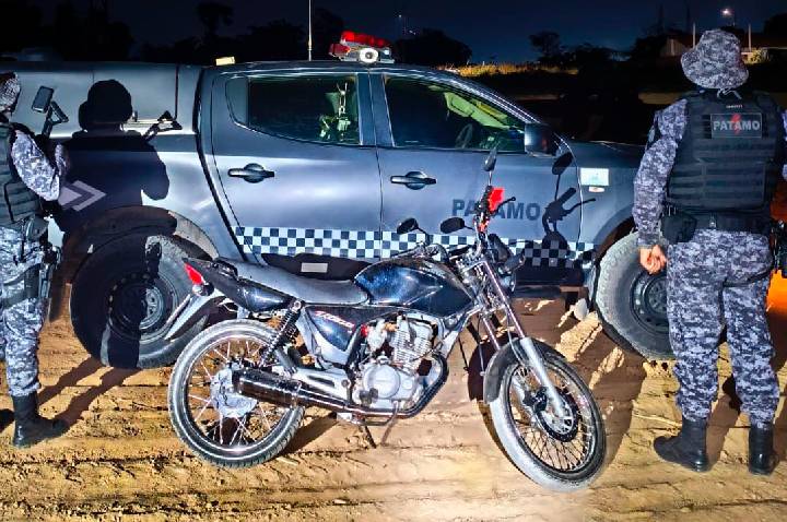 JI-PARANÁ – MOTOCICLETA FURTADA É RECUPERADA PELA POLÍCIA MILITAR EM TERRENO BALDIO