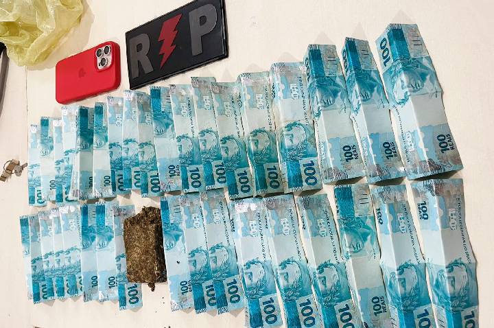 JI-PARANÁ – POLÍCIA MILITAR APREENDE DROGA E DINHEIRO DURANTE ABORDAGEM NO BAIRRO JK