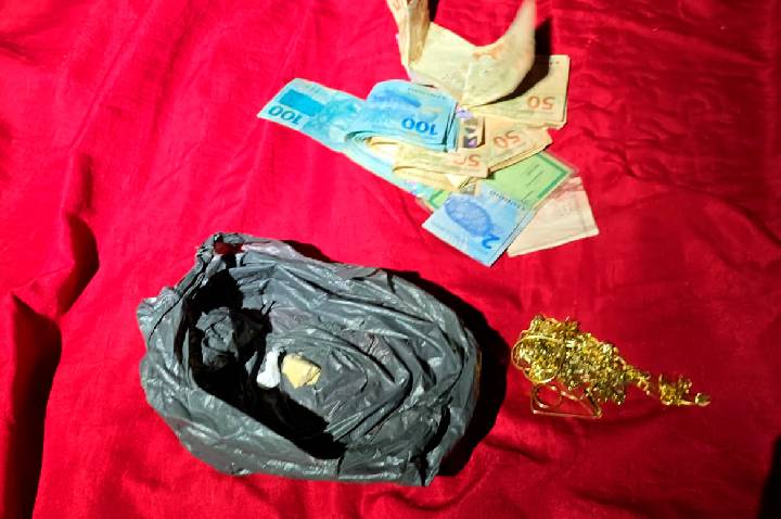 JI-PARANÁ – POLÍCIA MILITAR DESARTICULA PONTO DE TRÁFICO E APREENDE DROGAS, DINHEIRO E JÓIAS