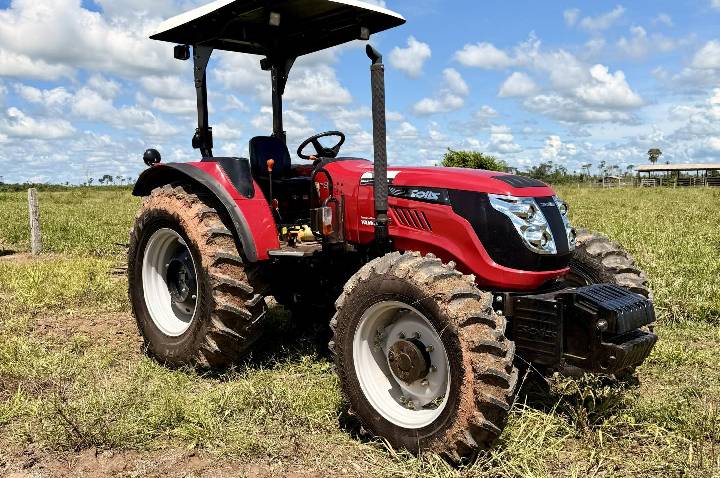 Laerte Gomes destina trator agrícola a associação de pequenos produtores em Seringueiras