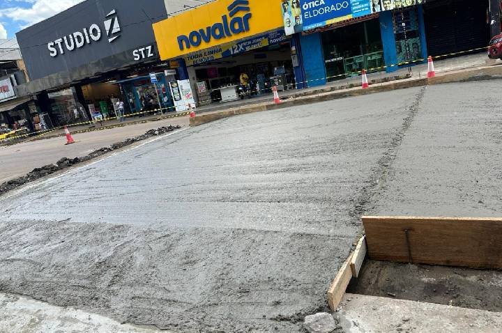 Mais segurança para moradores do Caladinho: faixa elevada é implantada na Avenida Jatuarana