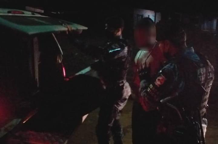 Motociclista embriagado é preso por agredir mãe e filho em posto de combustíveis