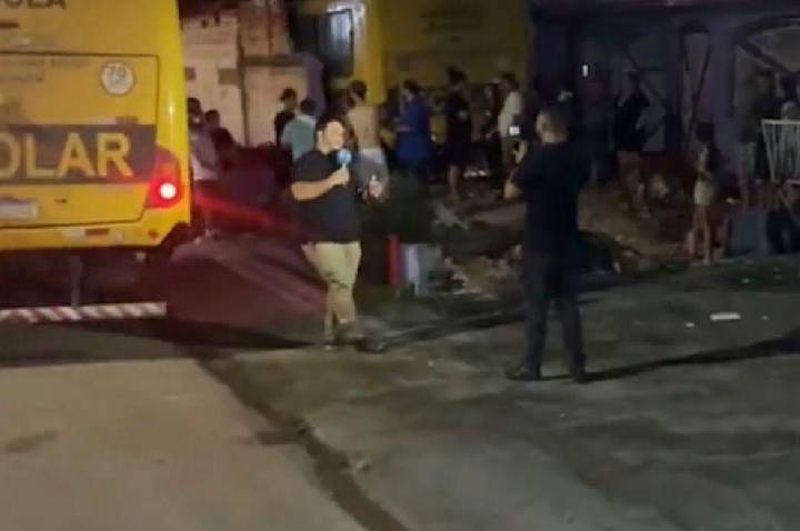 Motorista de Ônibus escolar perde contro do veículo  e atinge residência no Centro de Porto Velho