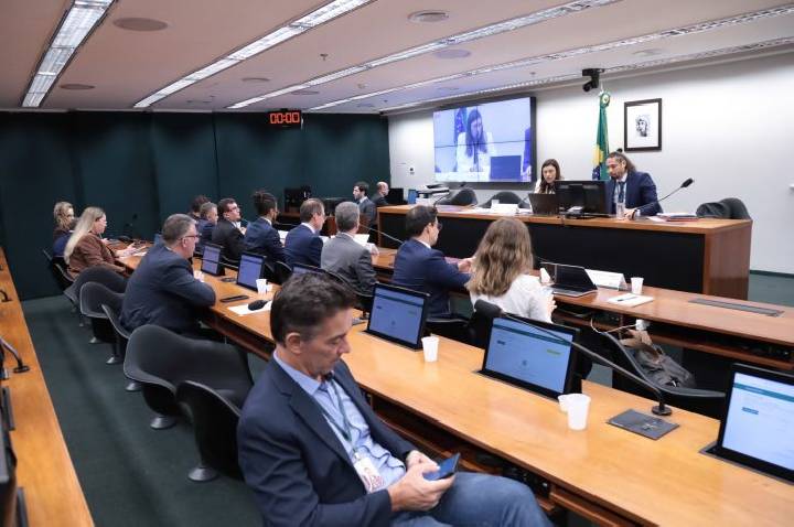 Participantes de debate defendem prorrogação do uso do Fust para garantir internet nas escolas