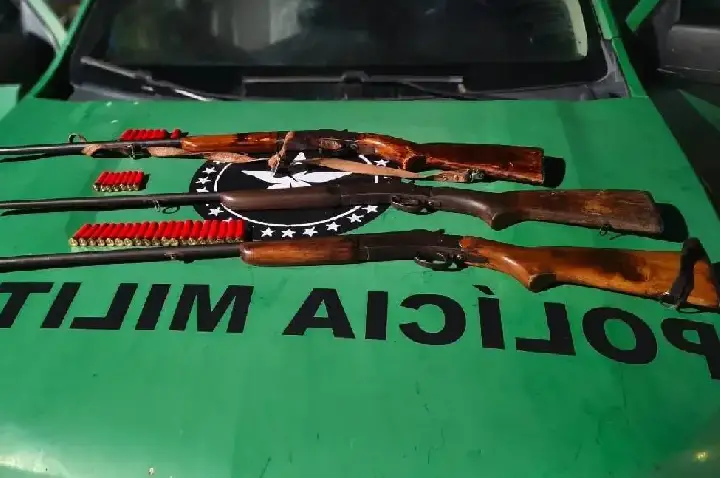 PM apreende espingardas e prende três em Seringueiras