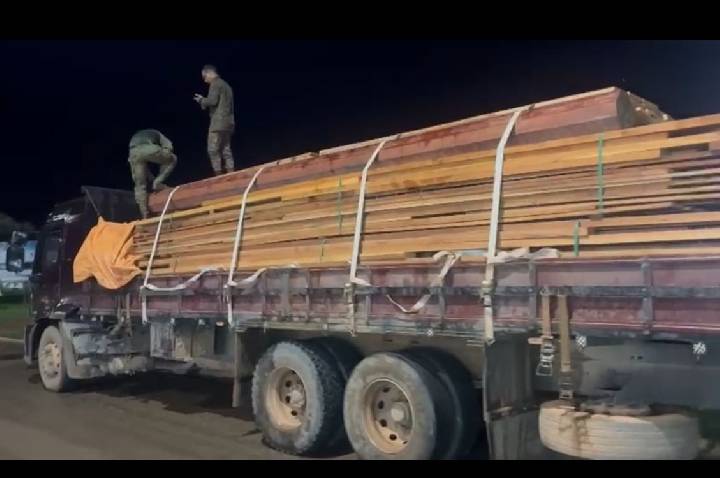 POLÍCIA MILITAR FLAGRA TRANSPORTE IRREGULAR DE MADEIRA EM MACHADINHO D’OESTE