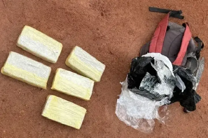 Traficante é preso com 5 kg de cocaína após bater em viatura e tentar fugir
