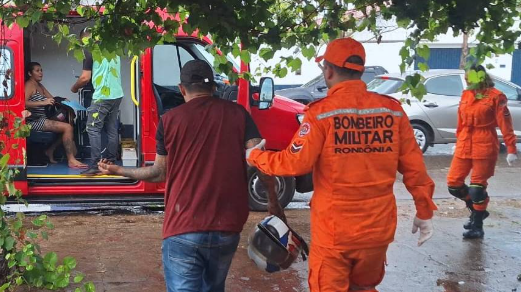 Bombeiros socorrem casal ferido após colisão entre carro e moto no centro de Porto Velho