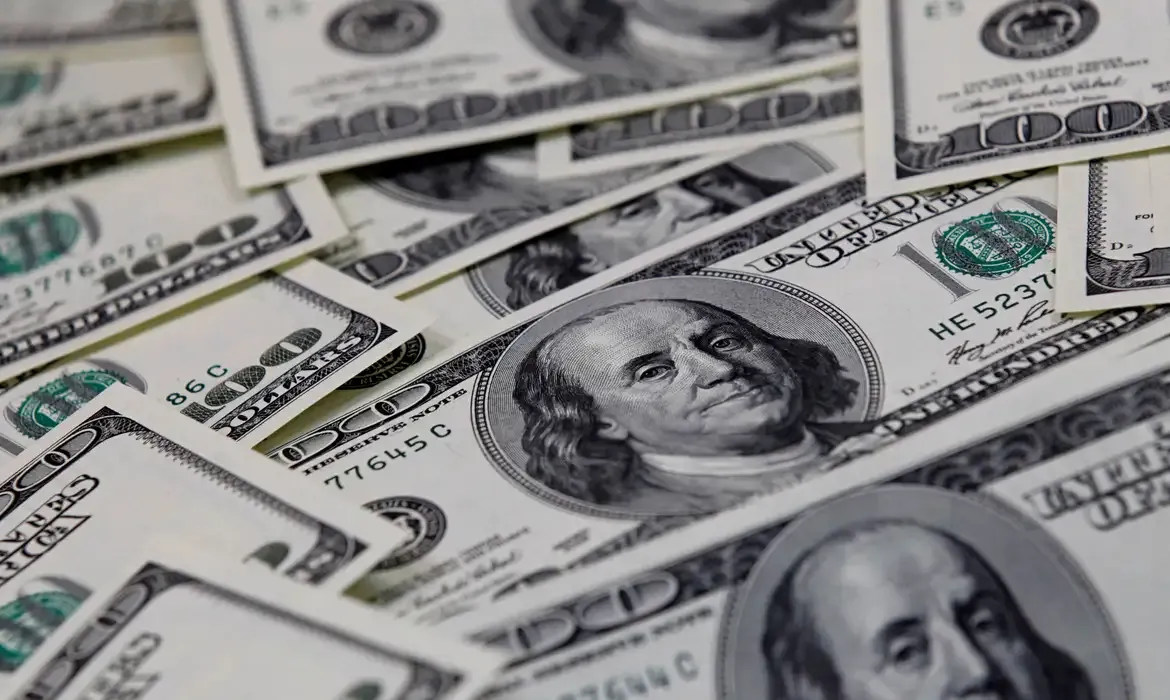 Dólar cai para R$ 5,42 após declarações de presidente do Fed