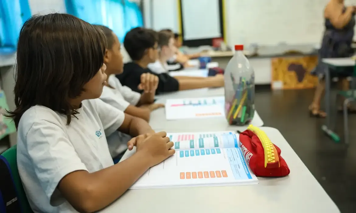 País precisa dar prioridade política à alfabetização, diz especialista