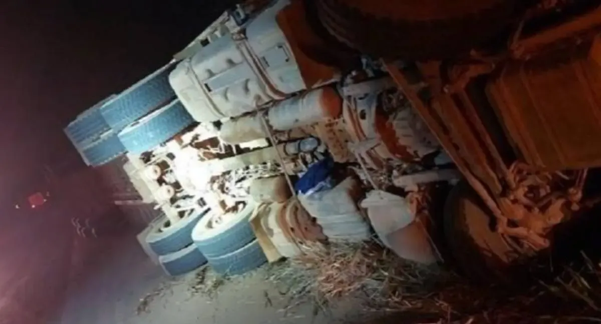 Tombamento de carreta com gado mobiliza bombeiros e moradores em São Miguel do Guaporé