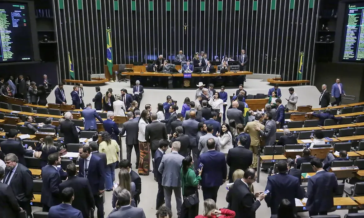 Câmara aprova urgência para projeto de anistia a golpistas