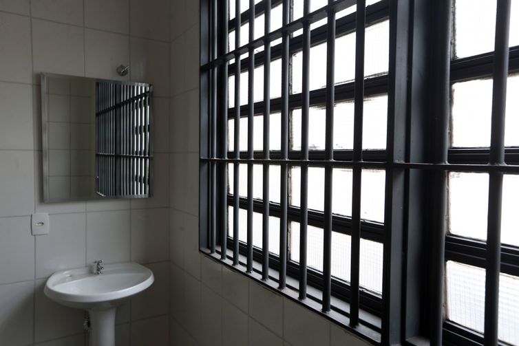 Crise climática expõe presos a ambientes insalubres, alerta DPU