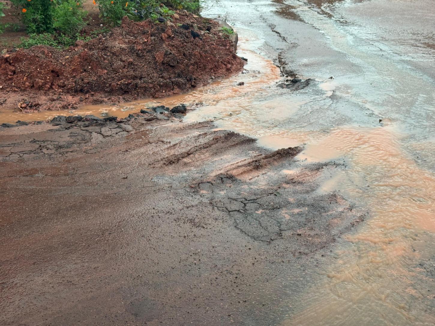 Água compromete via recém-asfaltada e vereador solicita tubo armco