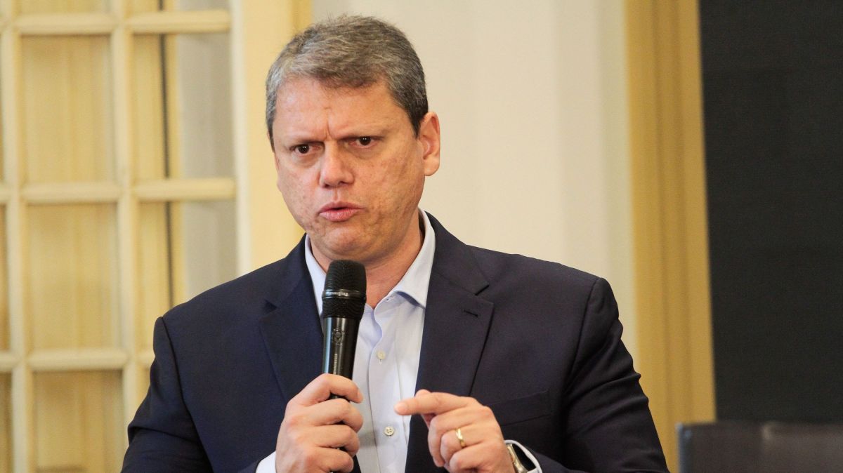 Tarcísio diz que é candidato à reeleição e promete visita a Bolsonaro