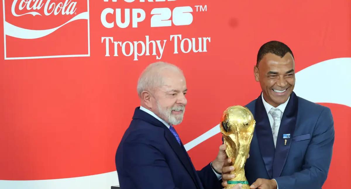 Lula recebe taça da Copa de 2026 e cobra valorização do futebol feminino