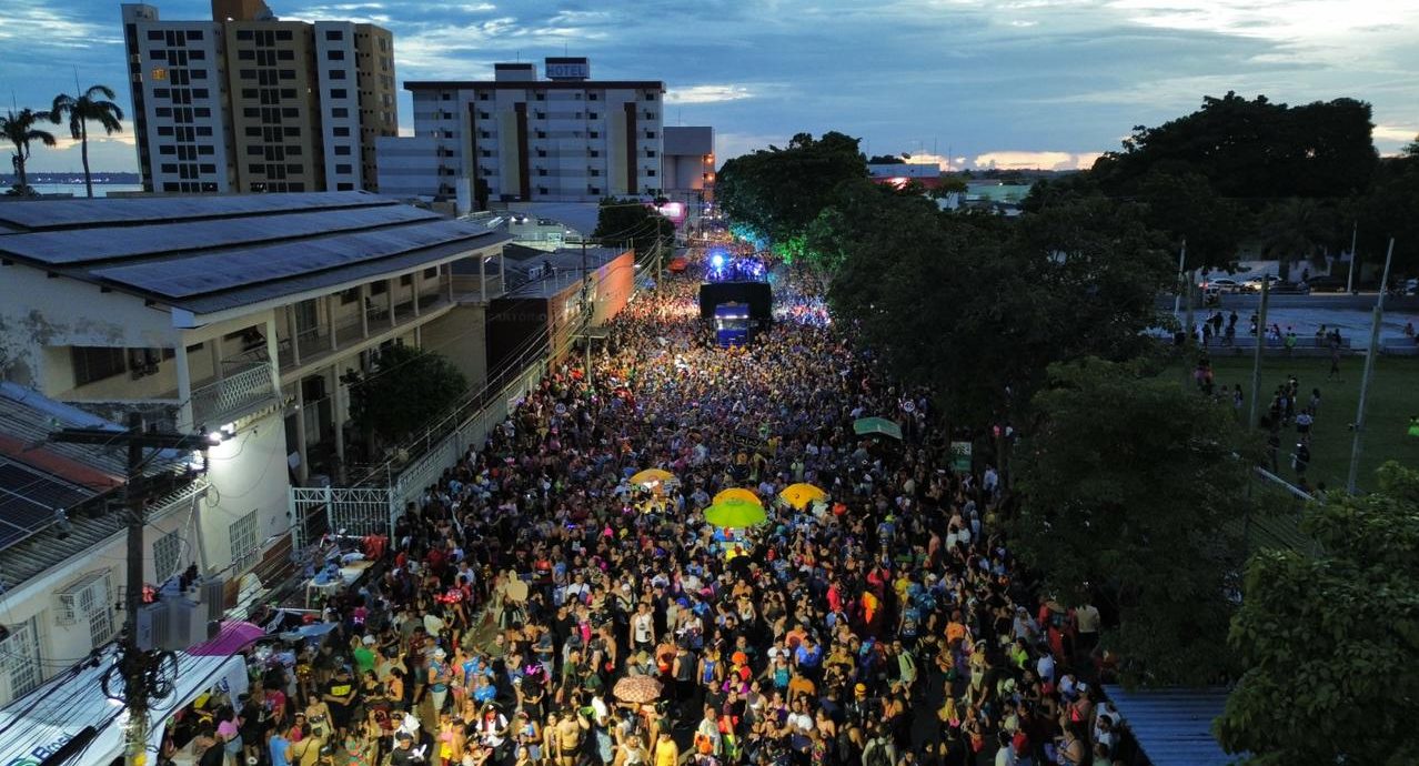 Mesmo sob forte chuva Banda do Vai Quem Quer reúne mais de 200 mil foliões