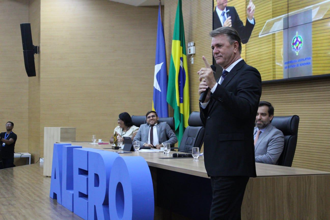 Deputado Luizinho Goebel indica reforma geral da Escola Emburana em Presidente Médice