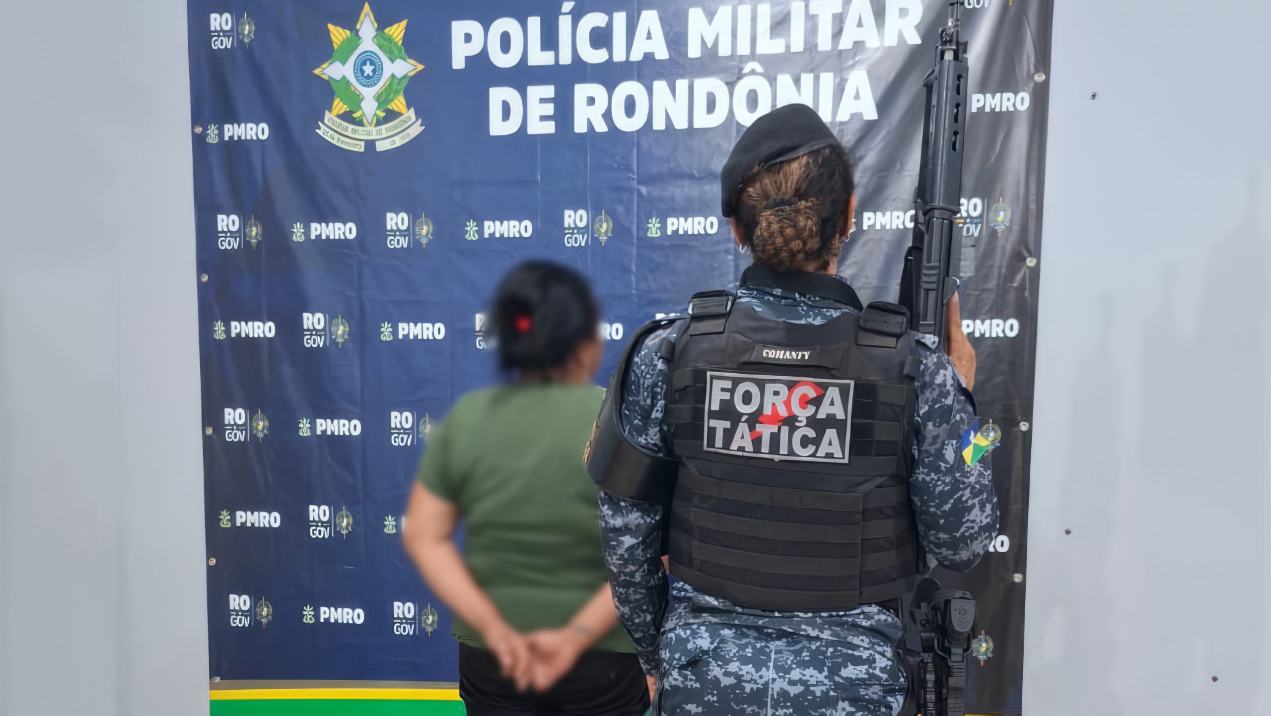 JI-PARANÁ – POLÍCIA MILITAR IMPEDE FUGA DE FORAGIDA E APREENDE DROGA EM TERMINAL RODOVIÁRIO