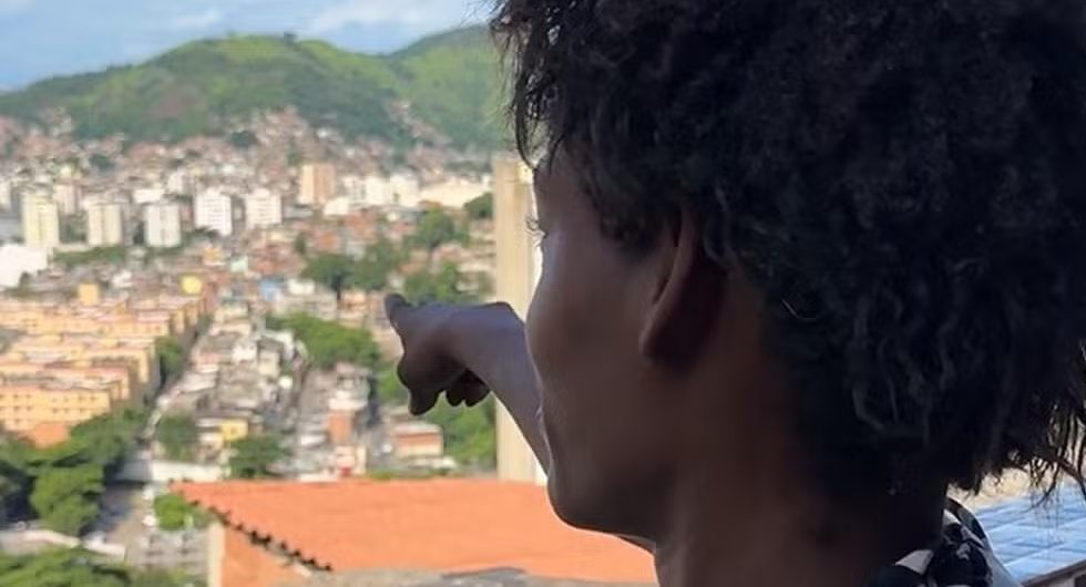 Jovem que vivia nas ruas compra casa após vídeo sobre abuso viralizar nas redes