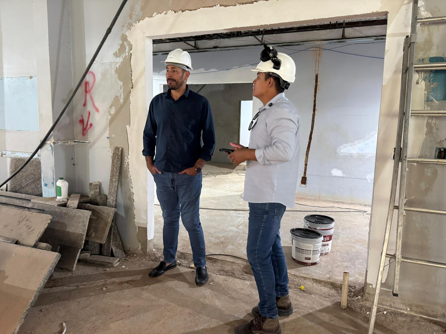 Márcio Pacele fiscaliza obra de reforma e ampliação da UPA da Zona Leste