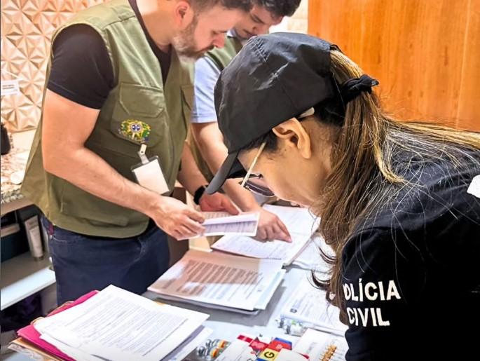 Operação da Polícia Civil cumpre mandados em clínica de estética que realizava procedimentos médicos na capital