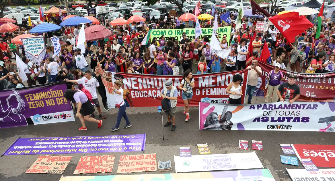“Parem de nos matar”: mulheres protestam contra feminicídio em Brasília