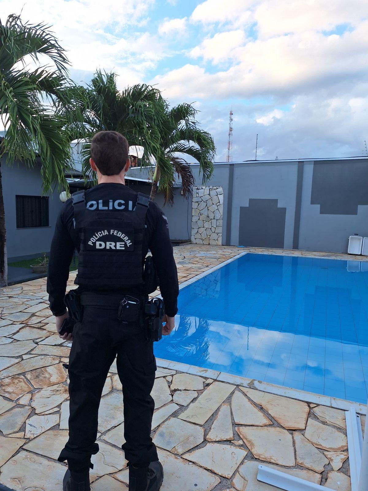 Polícia Federal deflagra operação contra facção responsável por venda de armas e drogas