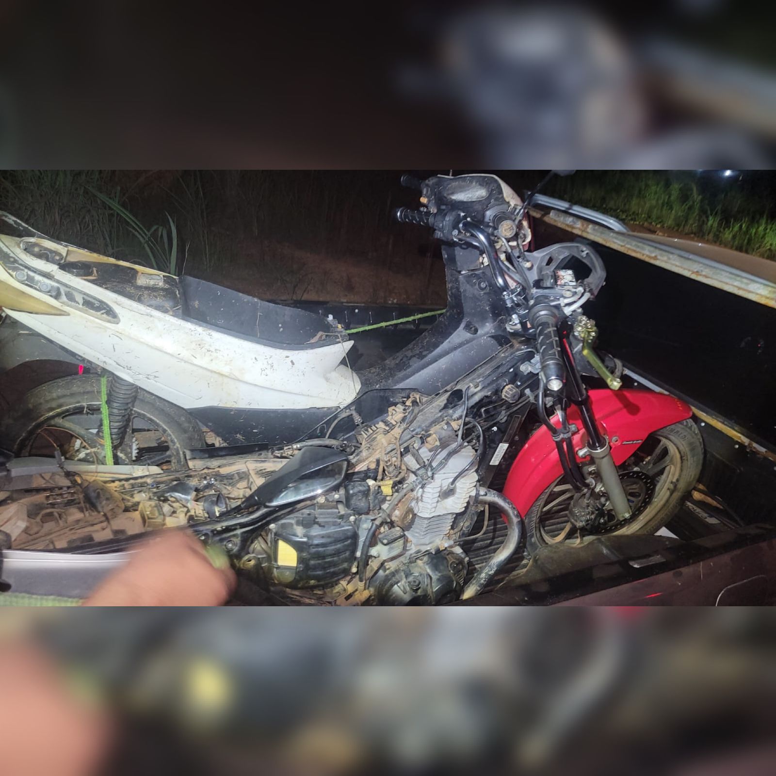 Policia Militar localiza motocicletas em área de difícil acesso e recupera veículo com restrição de furto