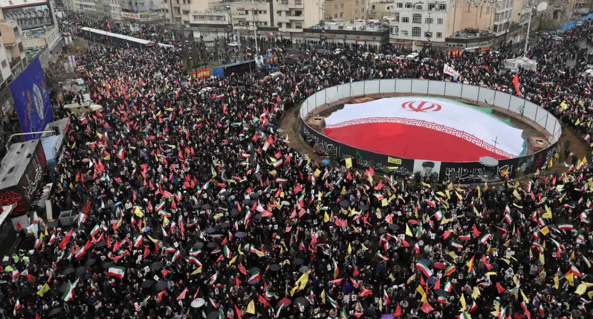 Sob bombas, multidões ocupam ruas do Irã em apoio à causa palestina