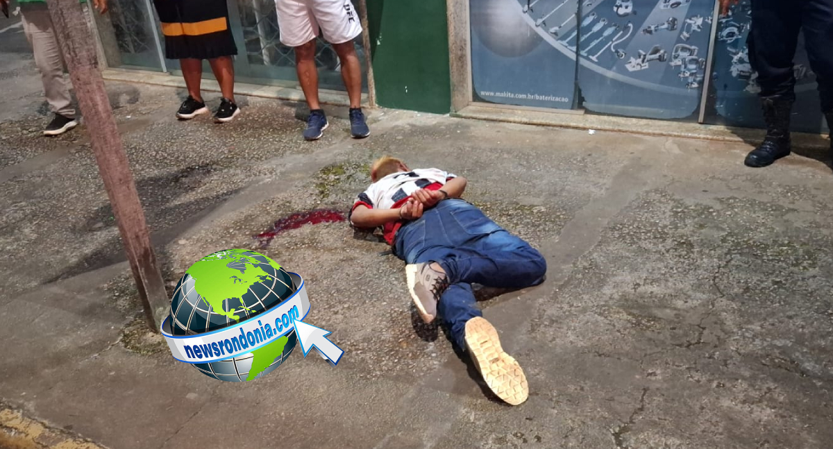 Suspeito de roubo é espancado após tentar assaltar mulher em parada de ônibus