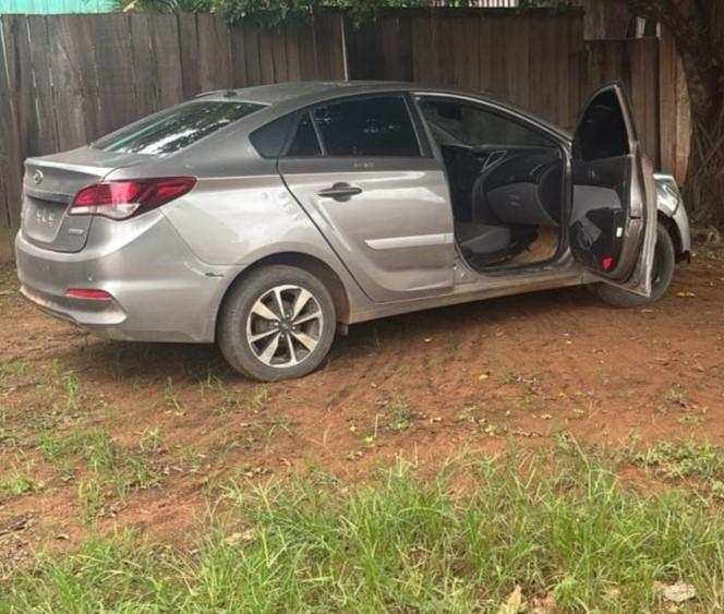 Dupla é presa após tentar fugir de cerco policial com carro roubado