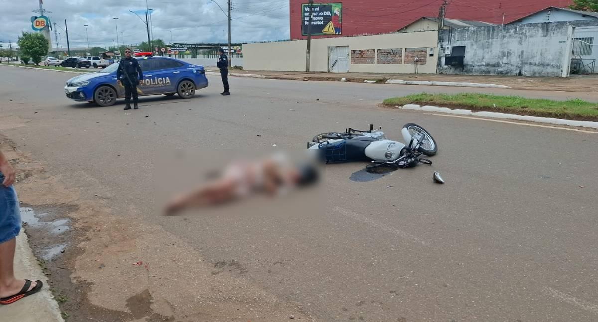 Motociclista de 20 anos fica ferido em colisão com carro de aplicativo na zona leste