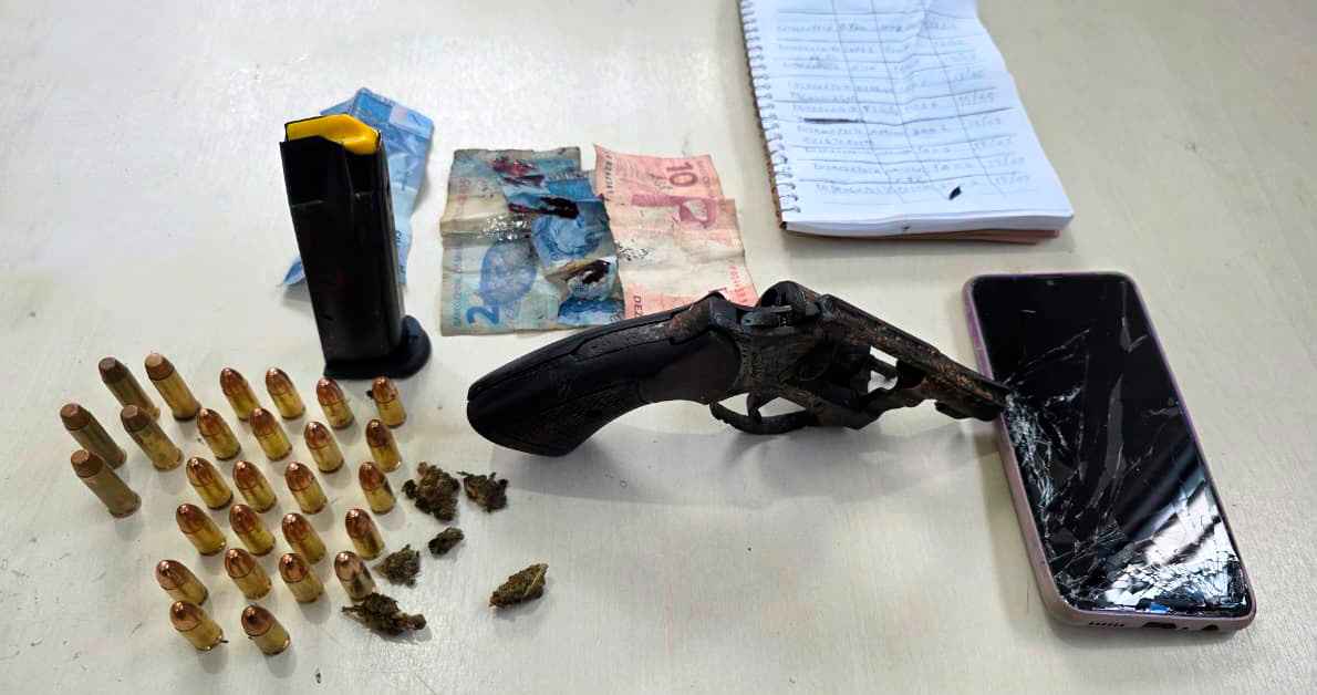 JI-PARANÁ – POLÍCIA MILITAR APREENDE ARMA, MUNIÇÕES E MATERIAIS LIGADOS À FACÇÃO CRIMINOSA